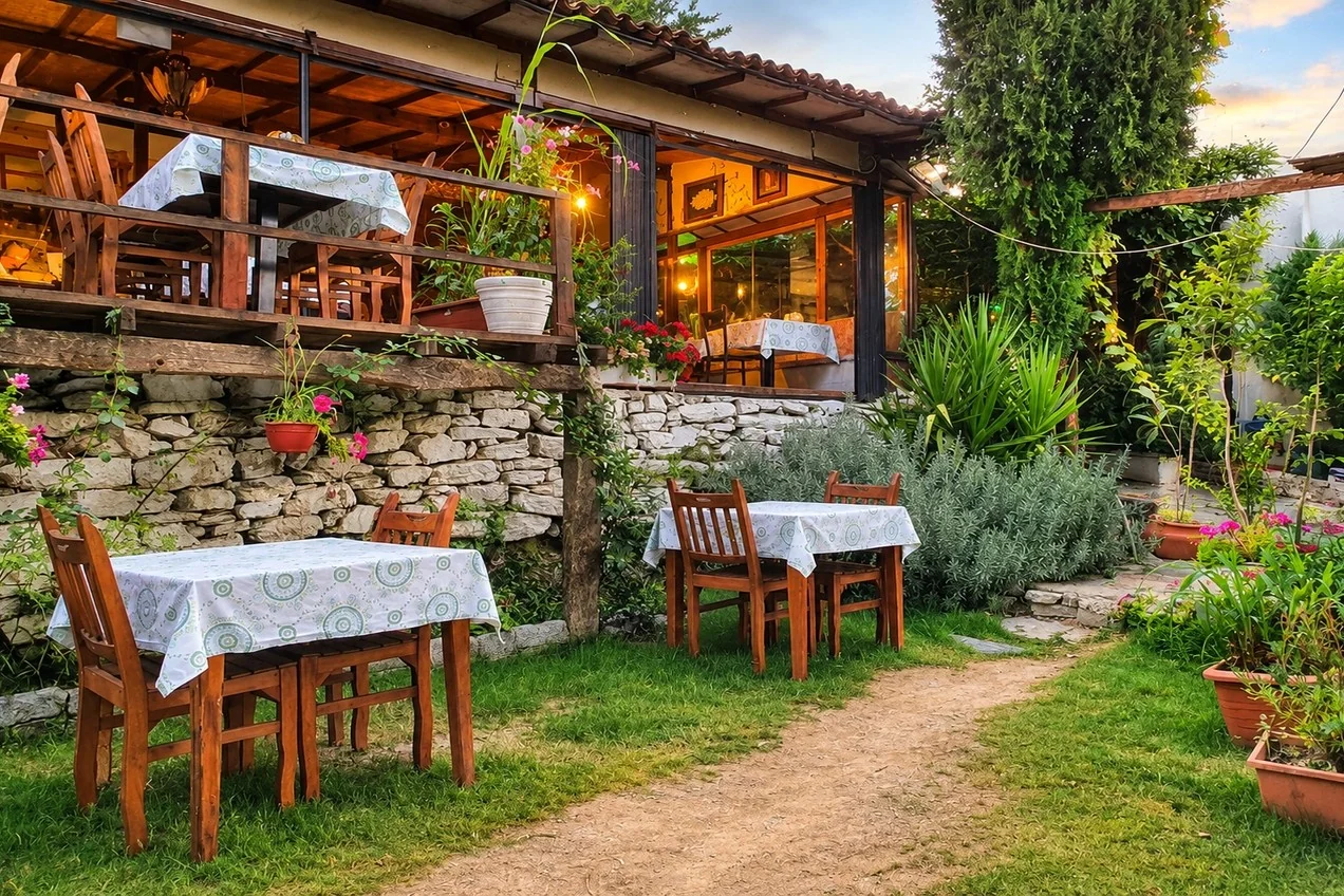Kırkınca Restaurant’ın taş duvarlı bahçesi